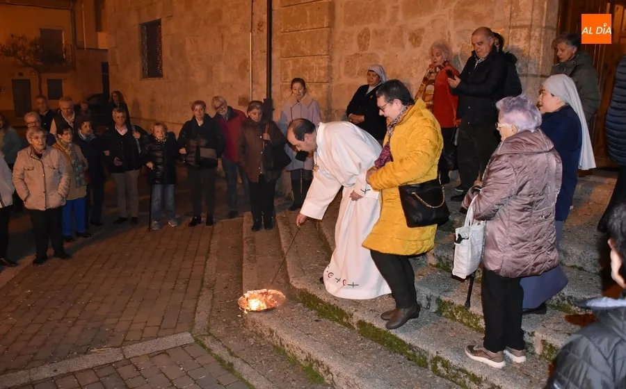 Foto 9 - Fieles de San Crist&oacute;bal queman juntos sus gargantillas de San Blas