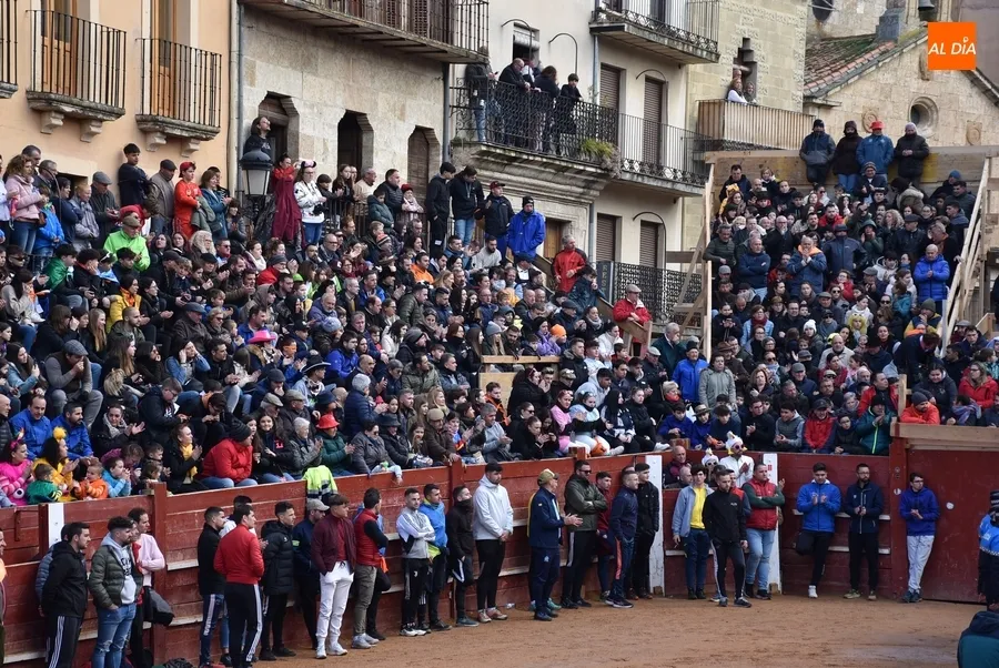 Foto 4 - El Carnaval guarda un minuto de silencio por los guardias civiles asesinados en Barbate
