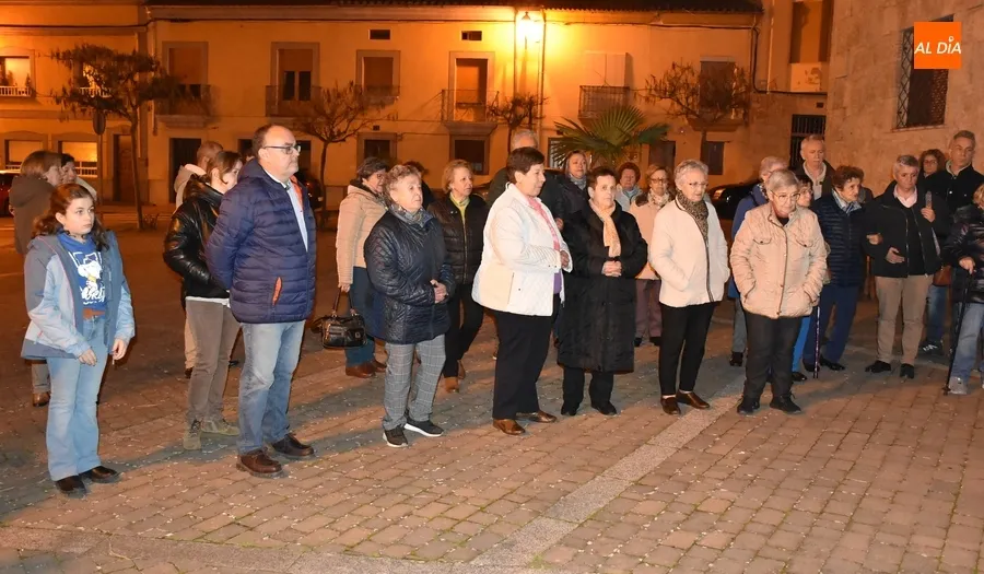 Foto 10 - Fieles de San Crist&oacute;bal queman juntos sus gargantillas de San Blas