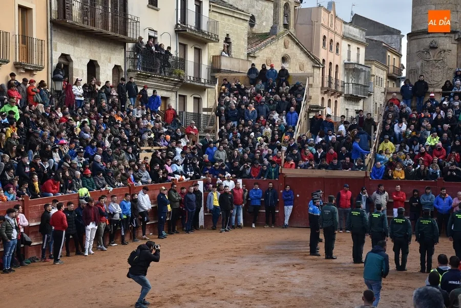 Foto 6 - El Carnaval guarda un minuto de silencio por los guardias civiles asesinados en Barbate