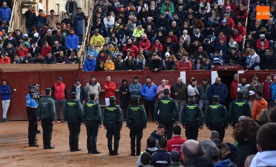 Foto 7 - El Carnaval guarda un minuto de silencio por los guardias civiles asesinados en Barbate