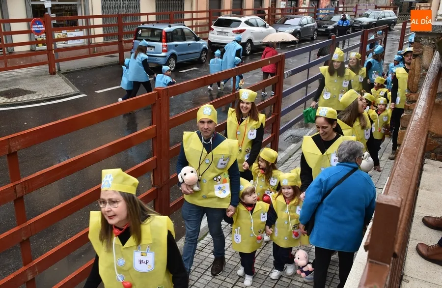 Foto 2 - El &lsquo;cole m&aacute;s carnavalero&rsquo; ensaya el Campanazo tras desfilar a cubierto en el Pabell&oacute;n