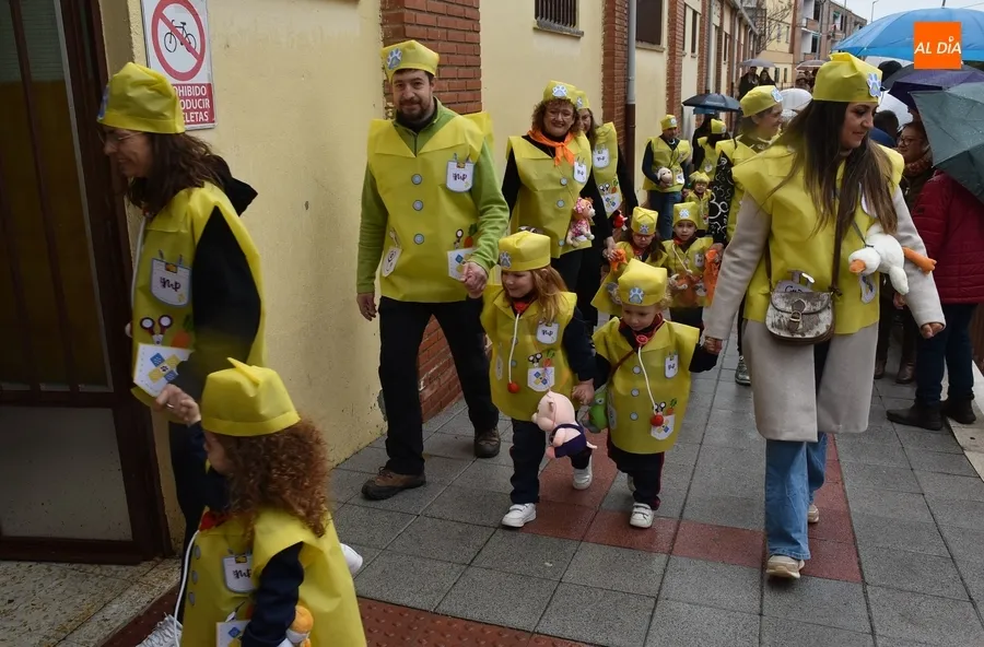 Foto 3 - El &lsquo;cole m&aacute;s carnavalero&rsquo; ensaya el Campanazo tras desfilar a cubierto en el Pabell&oacute;n