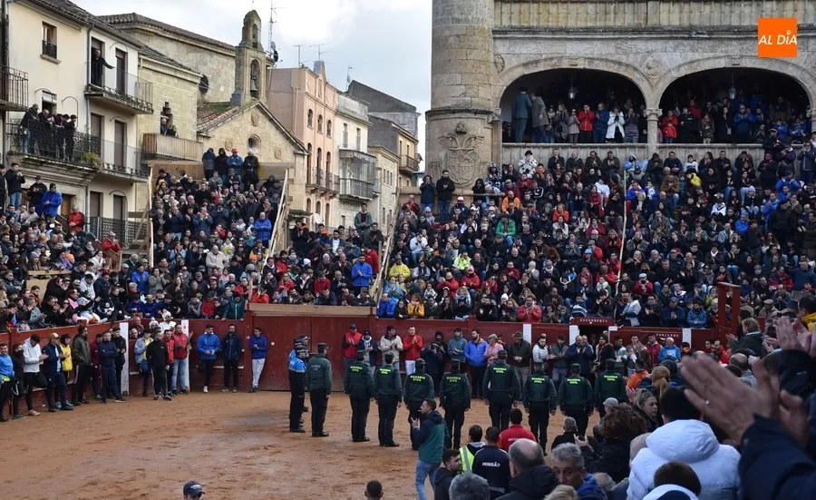 Foto 8 - El Carnaval guarda un minuto de silencio por los guardias civiles asesinados en Barbate