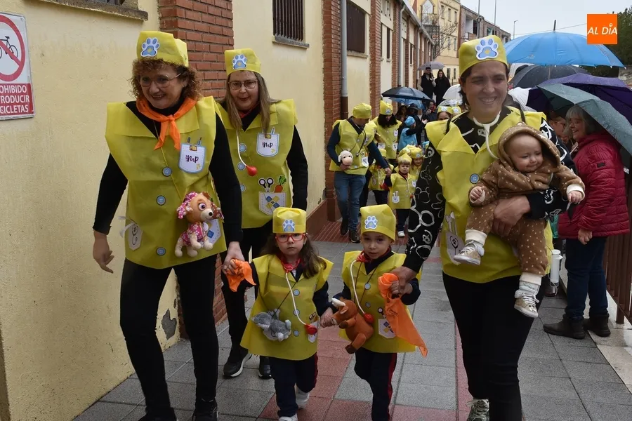 Foto 4 - El &lsquo;cole m&aacute;s carnavalero&rsquo; ensaya el Campanazo tras desfilar a cubierto en el Pabell&oacute;n