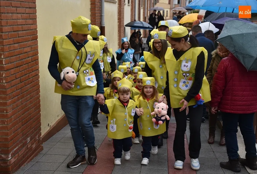 Foto 5 - El &lsquo;cole m&aacute;s carnavalero&rsquo; ensaya el Campanazo tras desfilar a cubierto en el Pabell&oacute;n