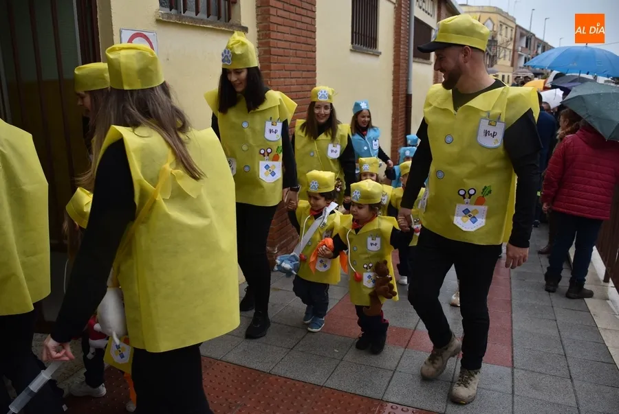 Foto 6 - El &lsquo;cole m&aacute;s carnavalero&rsquo; ensaya el Campanazo tras desfilar a cubierto en el Pabell&oacute;n