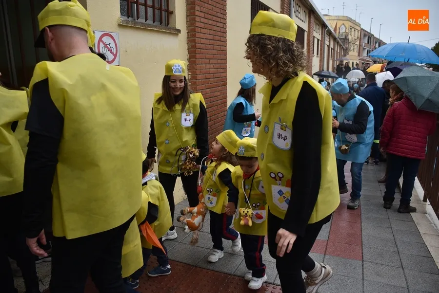 Foto 7 - El &lsquo;cole m&aacute;s carnavalero&rsquo; ensaya el Campanazo tras desfilar a cubierto en el Pabell&oacute;n