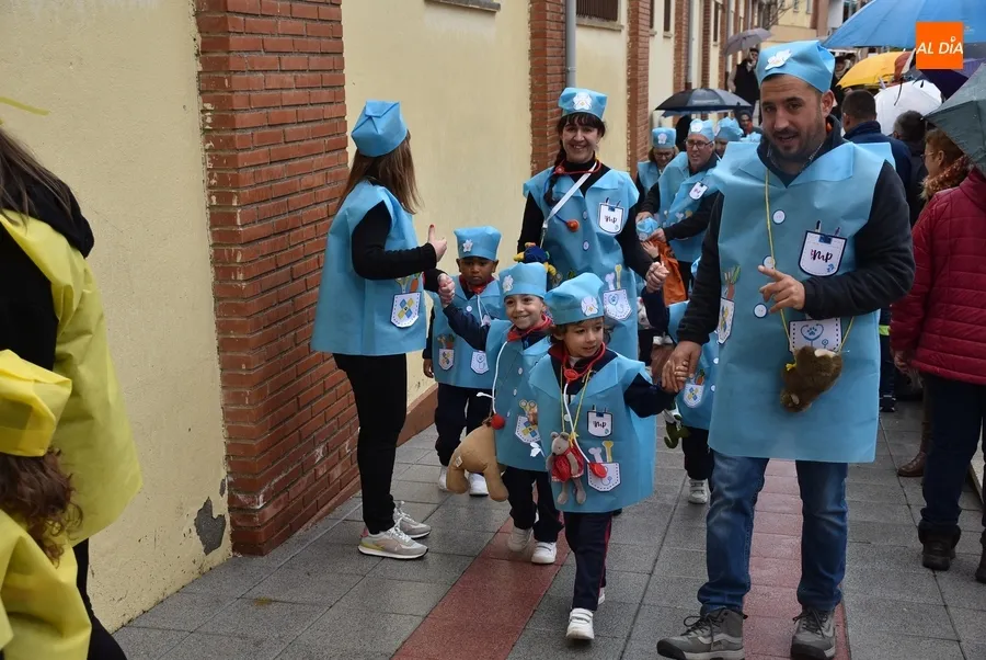 Foto 8 - El &lsquo;cole m&aacute;s carnavalero&rsquo; ensaya el Campanazo tras desfilar a cubierto en el Pabell&oacute;n