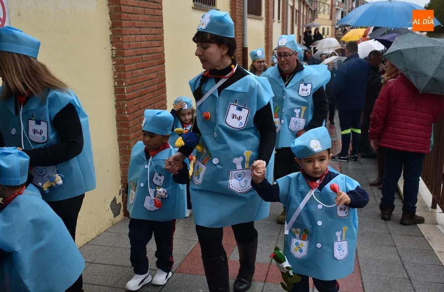 Foto 9 - El &lsquo;cole m&aacute;s carnavalero&rsquo; ensaya el Campanazo tras desfilar a cubierto en el Pabell&oacute;n
