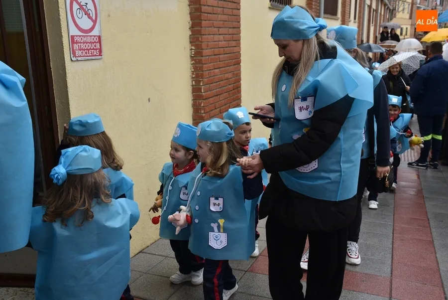 Foto 10 - El &lsquo;cole m&aacute;s carnavalero&rsquo; ensaya el Campanazo tras desfilar a cubierto en el Pabell&oacute;n