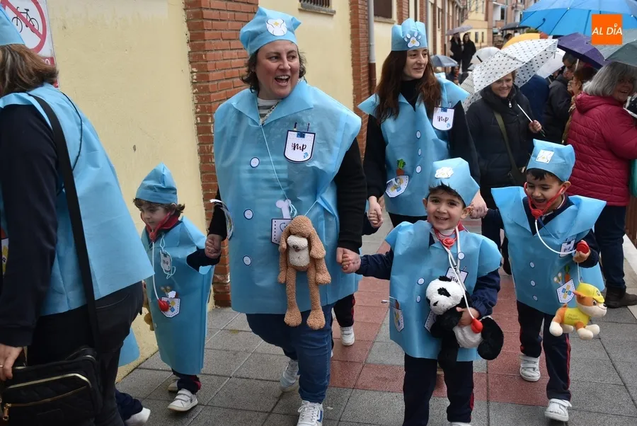 Foto 11 - El &lsquo;cole m&aacute;s carnavalero&rsquo; ensaya el Campanazo tras desfilar a cubierto en el Pabell&oacute;n