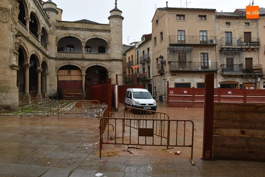 Foto 3 - Desmontado el &uacute;ltimo tablao mientras el &lsquo;rect&aacute;ngulo m&aacute;gico&rsquo; aguanta un d&iacute;a m&aacute;s de lo habitual