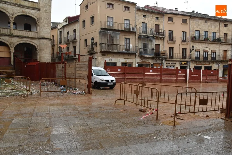 Foto 4 - Desmontado el &uacute;ltimo tablao mientras el &lsquo;rect&aacute;ngulo m&aacute;gico&rsquo; aguanta un d&iacute;a m&aacute;s de lo habitual
