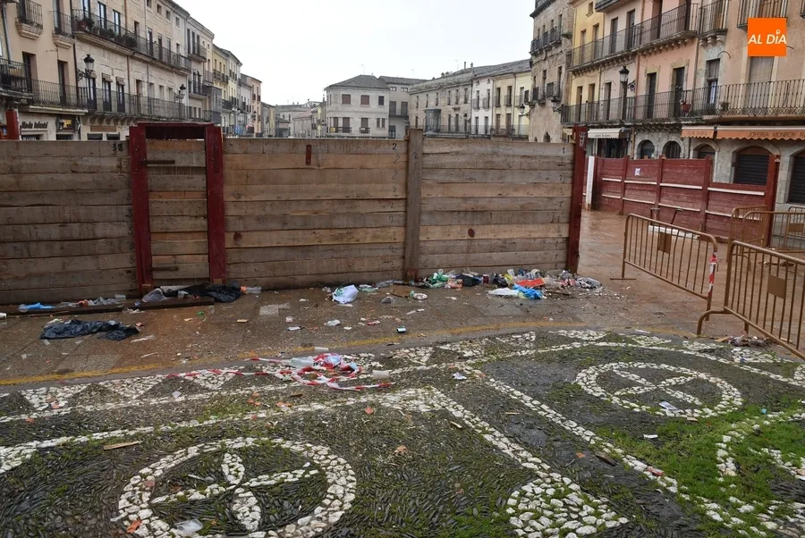 Foto 6 - Desmontado el &uacute;ltimo tablao mientras el &lsquo;rect&aacute;ngulo m&aacute;gico&rsquo; aguanta un d&iacute;a m&aacute;s de lo habitual