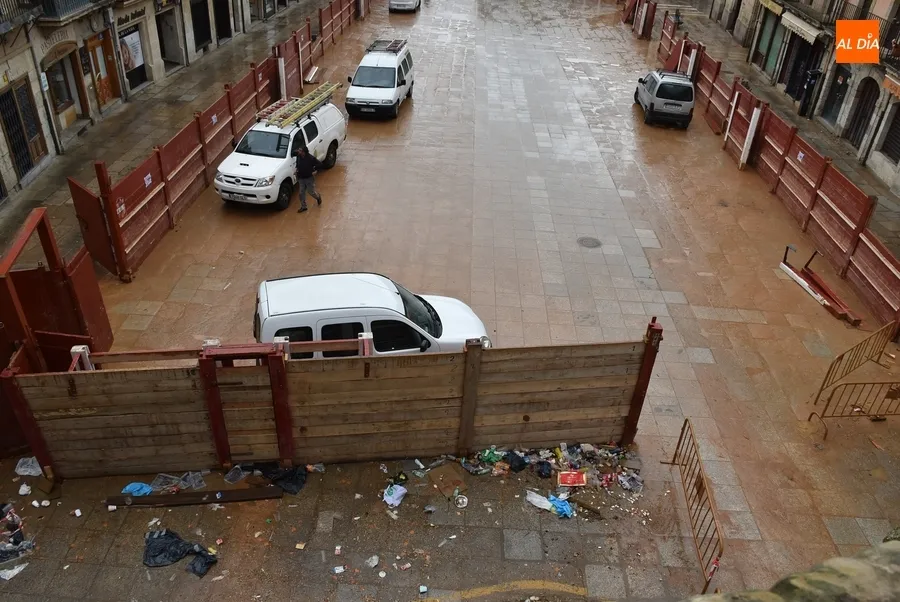 Foto 8 - Desmontado el &uacute;ltimo tablao mientras el &lsquo;rect&aacute;ngulo m&aacute;gico&rsquo; aguanta un d&iacute;a m&aacute;s de lo habitual