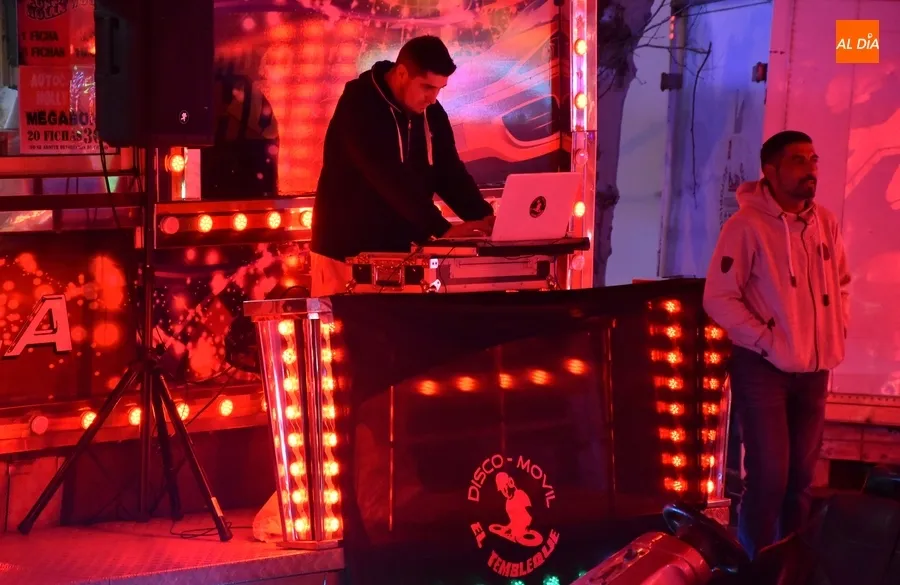 Foto 5 - Animado inicio del fin de semana precarnavalero, incluso con DJ, en el recinto ferial
