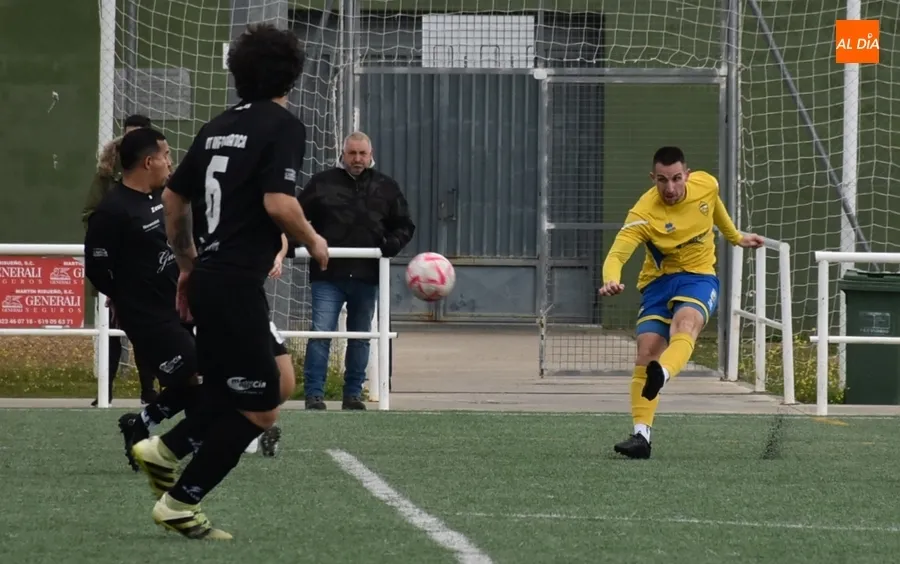 Foto 2 - El Monterrey tira de sus galones de l&iacute;der para ganar con un solitario gol a la UD Mirobrigense