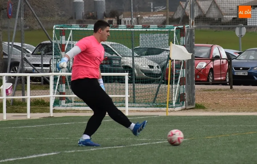 Foto 3 - El Monterrey tira de sus galones de l&iacute;der para ganar con un solitario gol a la UD Mirobrigense