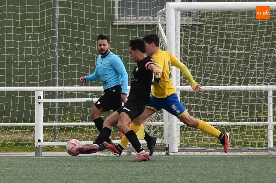 Foto 4 - El Monterrey tira de sus galones de l&iacute;der para ganar con un solitario gol a la UD Mirobrigense