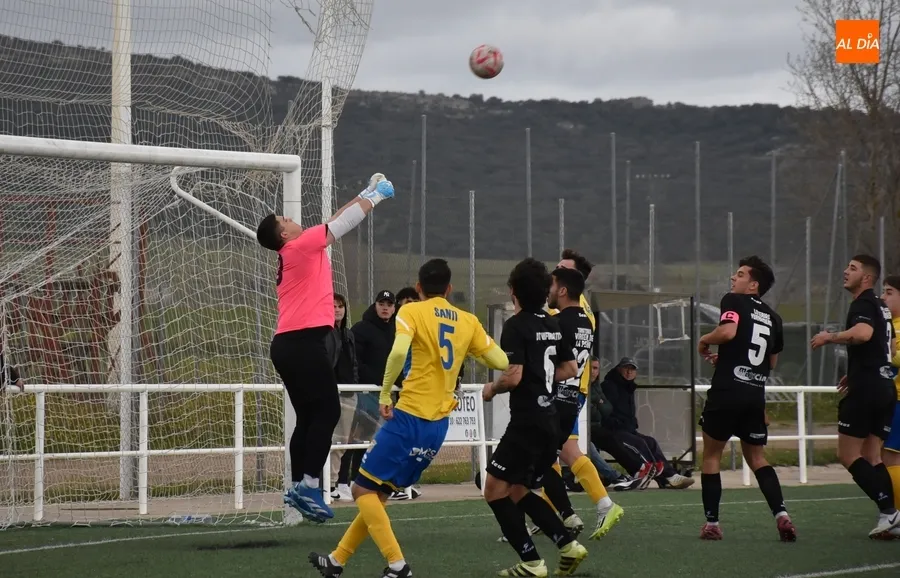 Foto 5 - El Monterrey tira de sus galones de l&iacute;der para ganar con un solitario gol a la UD Mirobrigense
