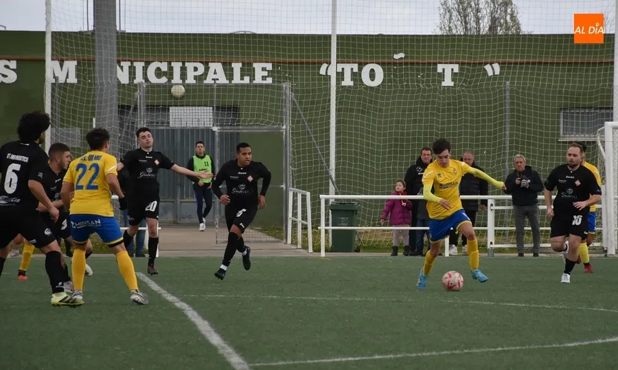 Foto 6 - El Monterrey tira de sus galones de l&iacute;der para ganar con un solitario gol a la UD Mirobrigense