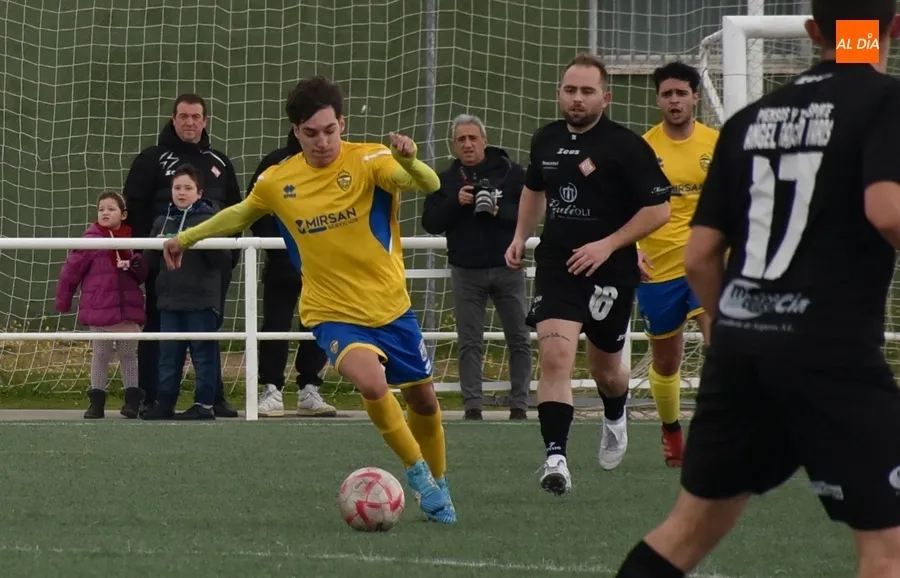 Foto 7 - El Monterrey tira de sus galones de l&iacute;der para ganar con un solitario gol a la UD Mirobrigense