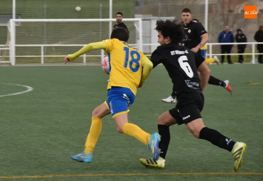 Foto 8 - El Monterrey tira de sus galones de l&iacute;der para ganar con un solitario gol a la UD Mirobrigense