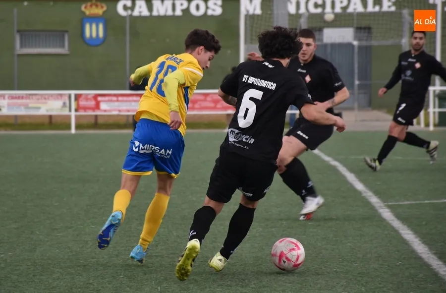 Foto 9 - El Monterrey tira de sus galones de l&iacute;der para ganar con un solitario gol a la UD Mirobrigense