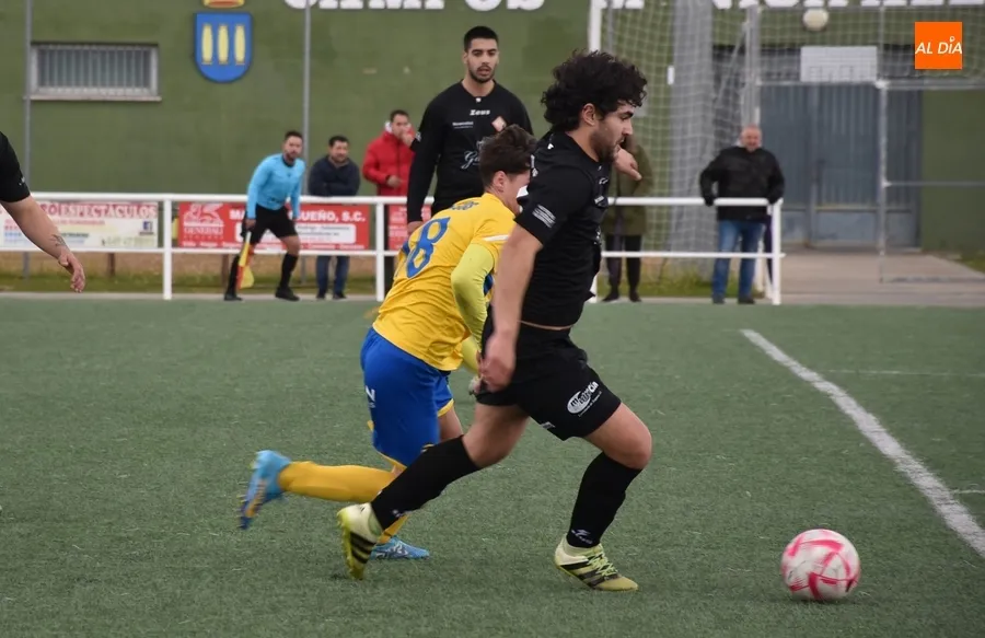Foto 11 - El Monterrey tira de sus galones de l&iacute;der para ganar con un solitario gol a la UD Mirobrigense