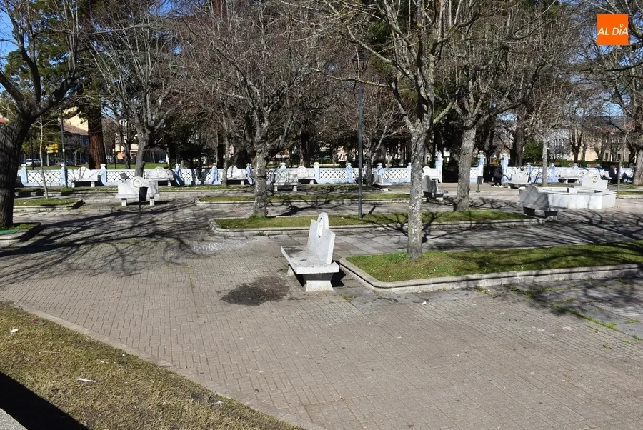 Foto 2 - Los coches chocones se quedan solos mientras se siguen retirando casetas de pe&ntilde;as