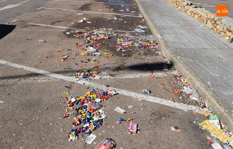Foto 4 - Los coches chocones se quedan solos mientras se siguen retirando casetas de pe&ntilde;as