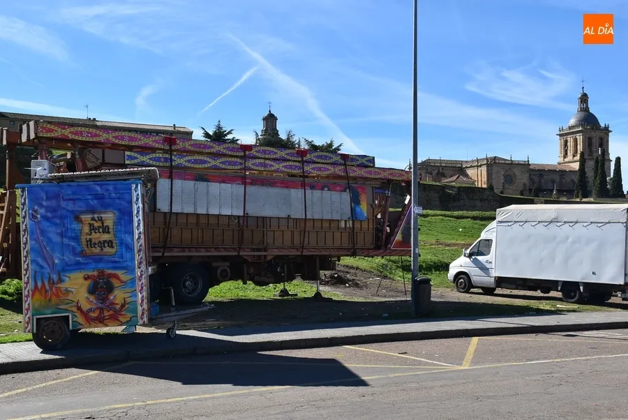 Foto 5 - Los coches chocones se quedan solos mientras se siguen retirando casetas de pe&ntilde;as
