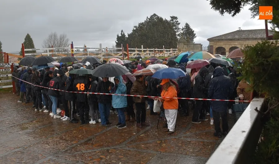 Foto 9 - La lluvia intermitente no frena lo m&aacute;s m&iacute;nimo las ganas de empezar el Carnaval 2024