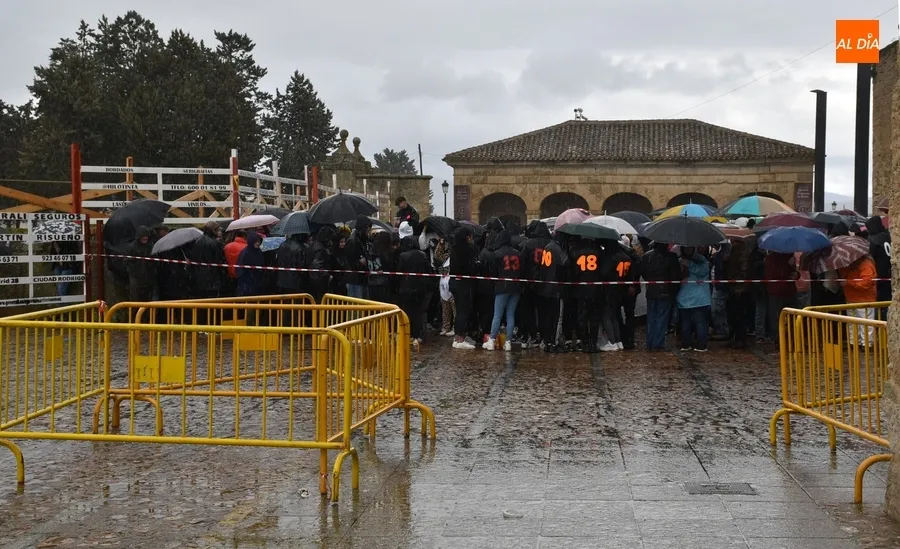 Foto 10 - La lluvia intermitente no frena lo m&aacute;s m&iacute;nimo las ganas de empezar el Carnaval 2024