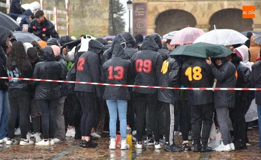 Foto 11 - La lluvia intermitente no frena lo m&aacute;s m&iacute;nimo las ganas de empezar el Carnaval 2024