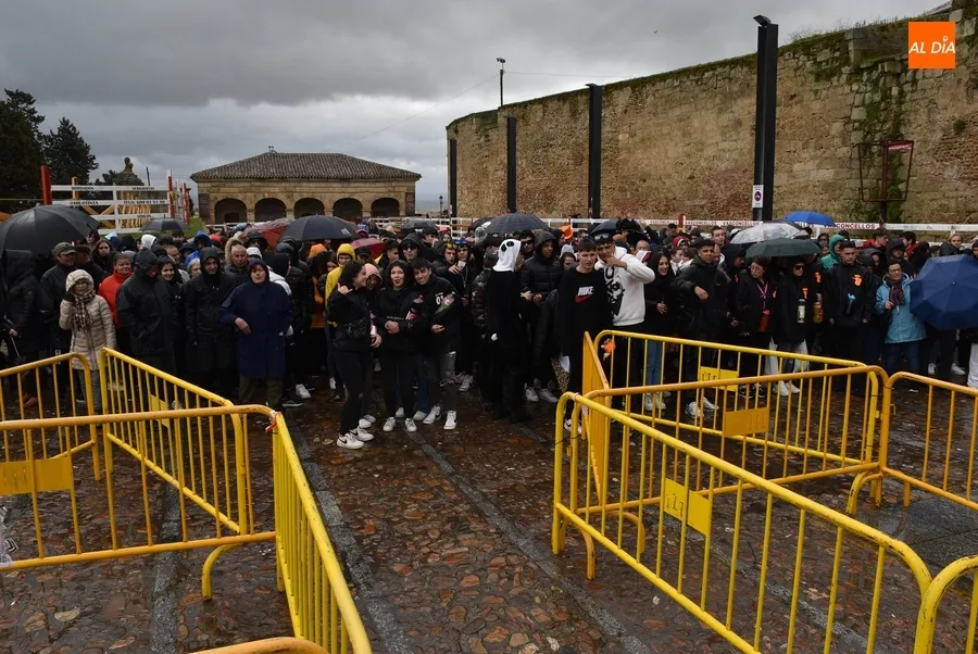 Foto 12 - La lluvia intermitente no frena lo m&aacute;s m&iacute;nimo las ganas de empezar el Carnaval 2024