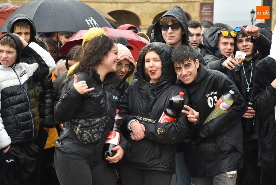Foto 13 - La lluvia intermitente no frena lo m&aacute;s m&iacute;nimo las ganas de empezar el Carnaval 2024