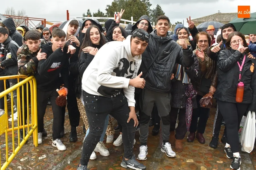Foto 15 - La lluvia intermitente no frena lo m&aacute;s m&iacute;nimo las ganas de empezar el Carnaval 2024