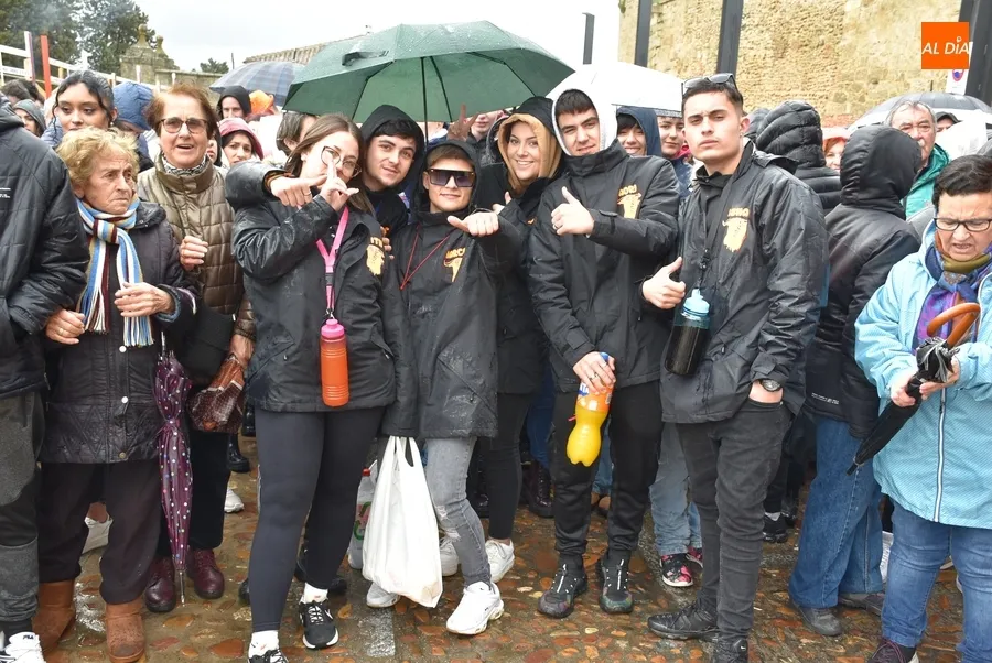 Foto 16 - La lluvia intermitente no frena lo m&aacute;s m&iacute;nimo las ganas de empezar el Carnaval 2024