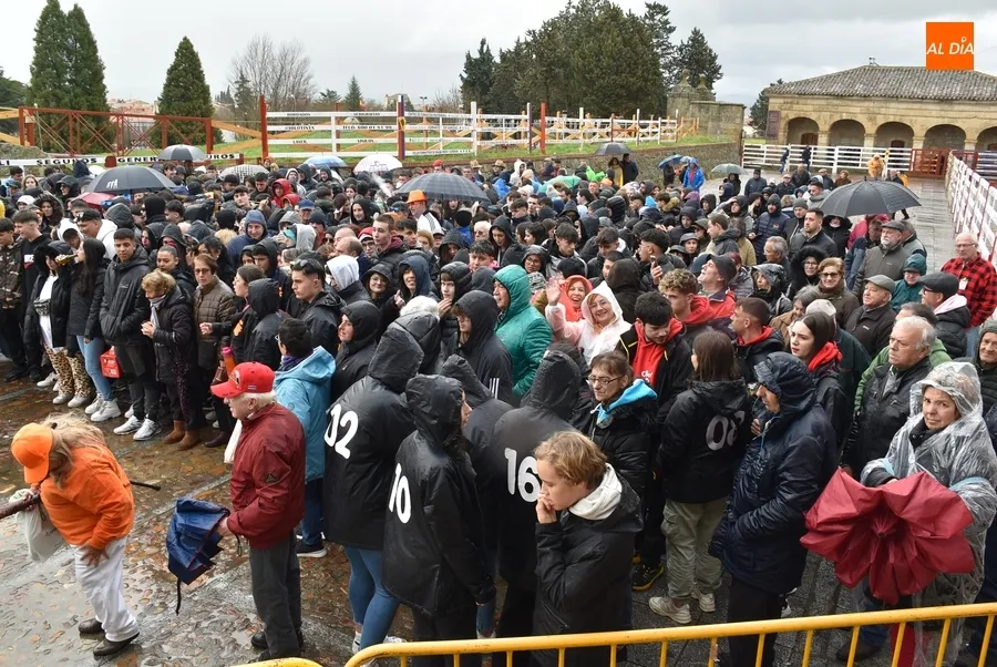 Foto 18 - La lluvia intermitente no frena lo m&aacute;s m&iacute;nimo las ganas de empezar el Carnaval 2024