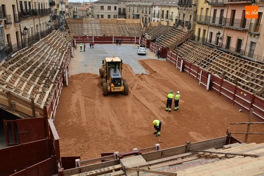 Foto 3 - La extensi&oacute;n de la arena completa el levantamiento del coso taurino