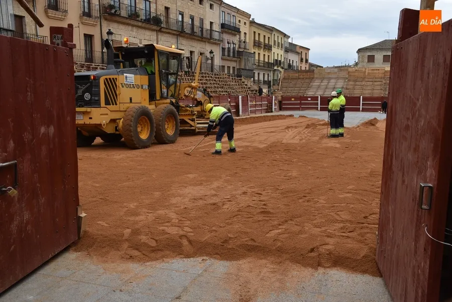 Foto 2 - La extensi&oacute;n de la arena completa el levantamiento del coso taurino
