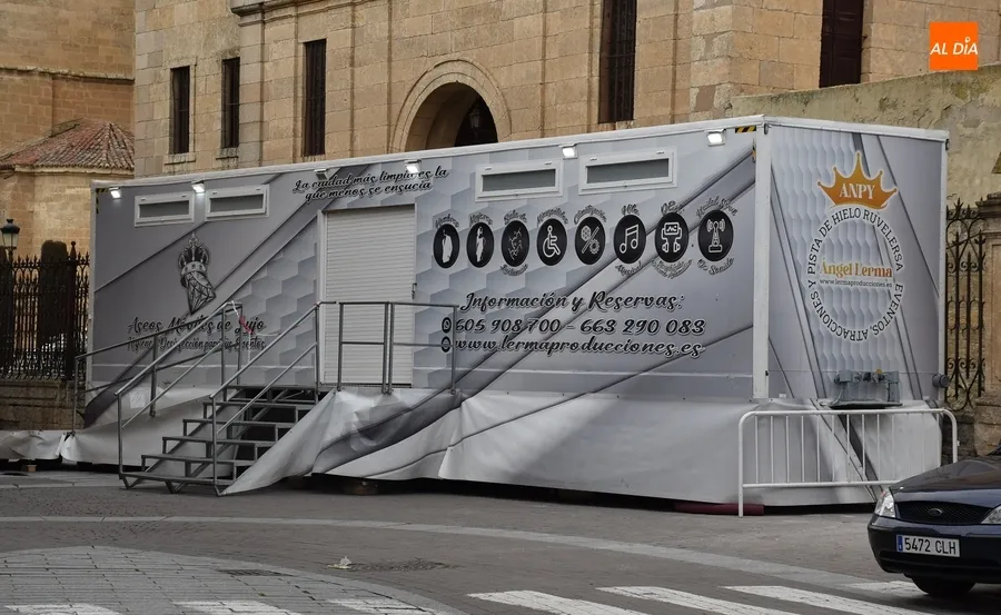 Foto 8 - Comienza la instalaci&oacute;n de los puestos ambulantes entre notables rachas de viento