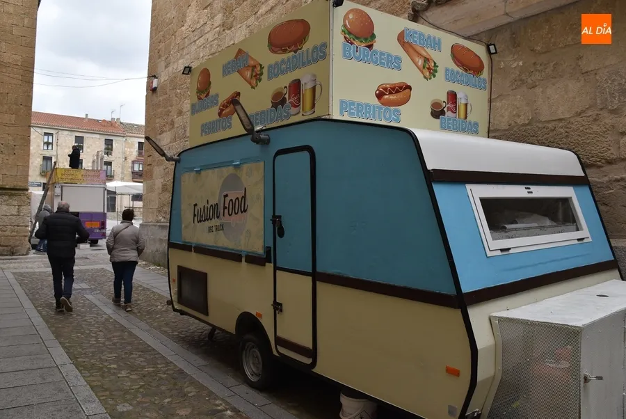 Foto 6 - Comienza la instalaci&oacute;n de los puestos ambulantes entre notables rachas de viento