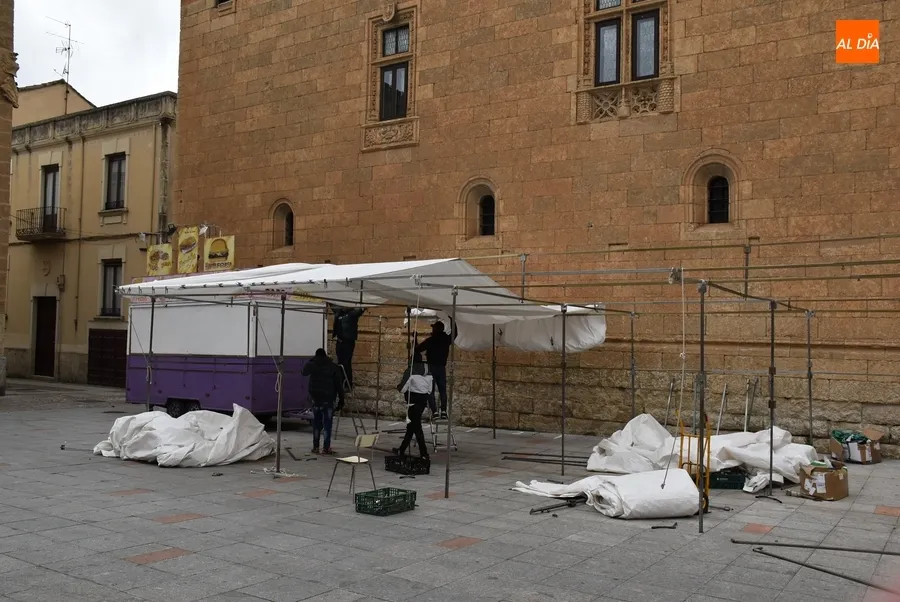 Foto 5 - Comienza la instalaci&oacute;n de los puestos ambulantes entre notables rachas de viento