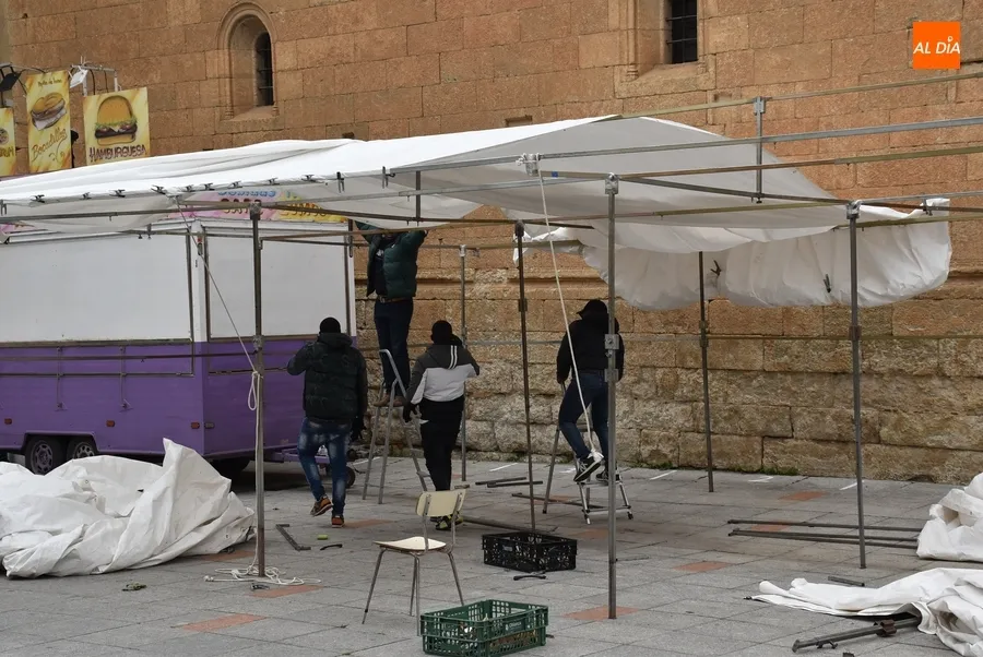 Foto 4 - Comienza la instalaci&oacute;n de los puestos ambulantes entre notables rachas de viento