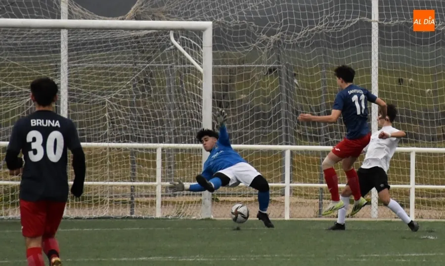 Foto 3 - El Juvenil del Ciudad Rodrigo no tiene ni acierto ni suerte en un partido clave ante Salesianos