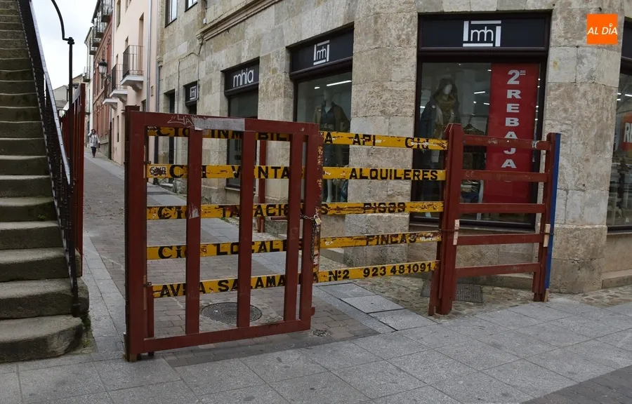 Foto 3 - Comienza la instalaci&oacute;n de los puestos ambulantes entre notables rachas de viento