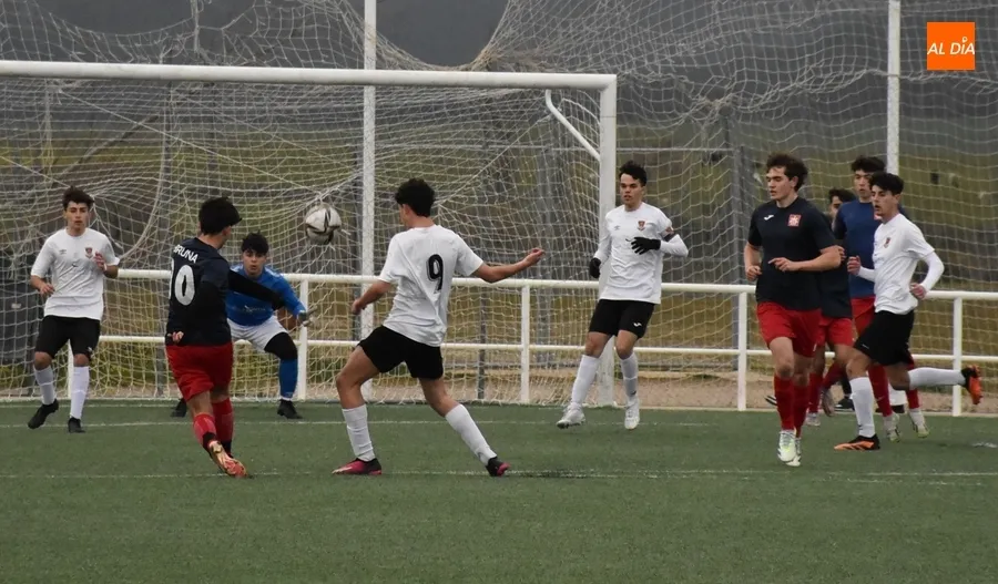 Foto 4 - El Juvenil del Ciudad Rodrigo no tiene ni acierto ni suerte en un partido clave ante Salesianos